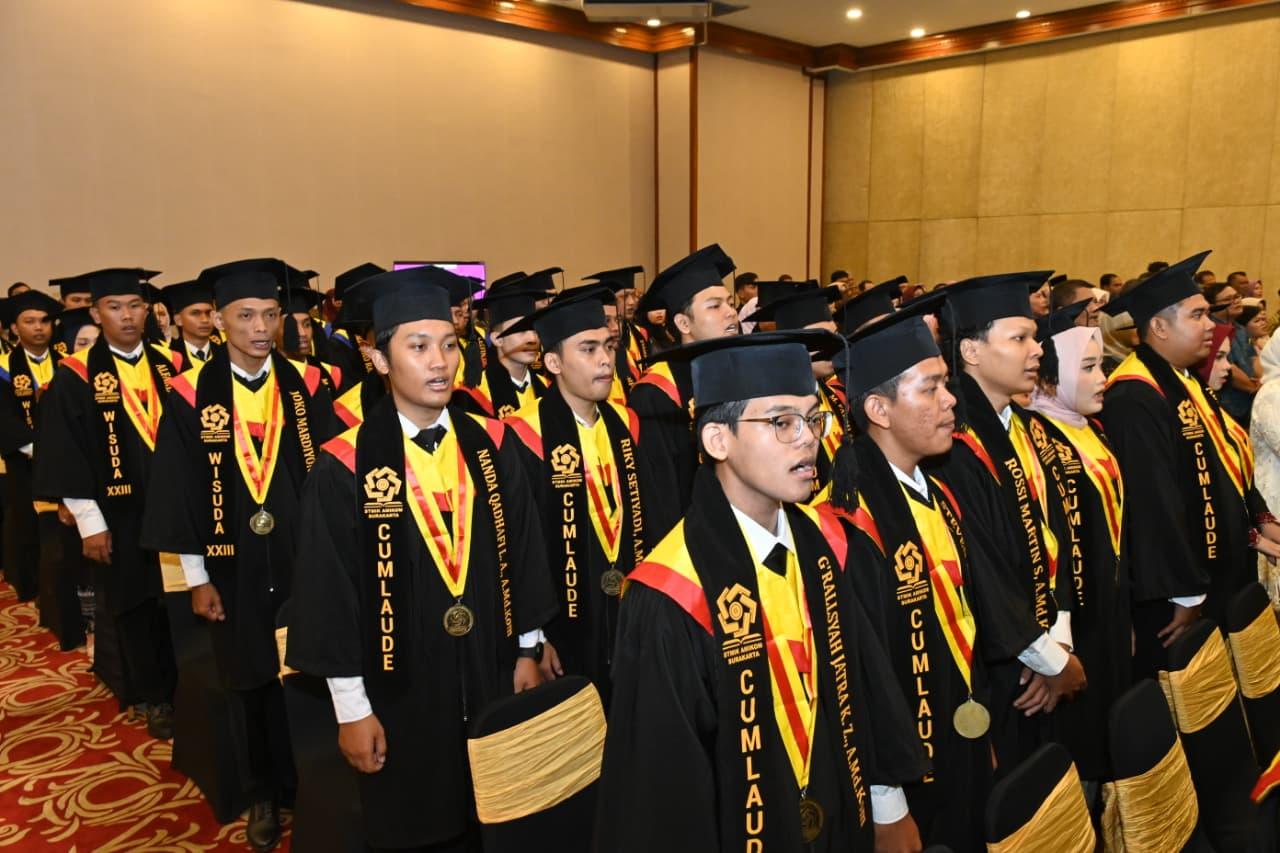 Para Wisudawan Cumlaude STMIK AMIKOM Surakarta