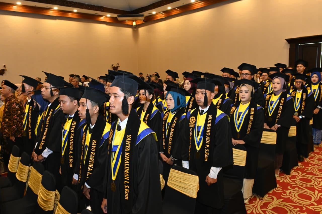 Prosesi Wisuda STMIK AMIKOM Surakarta